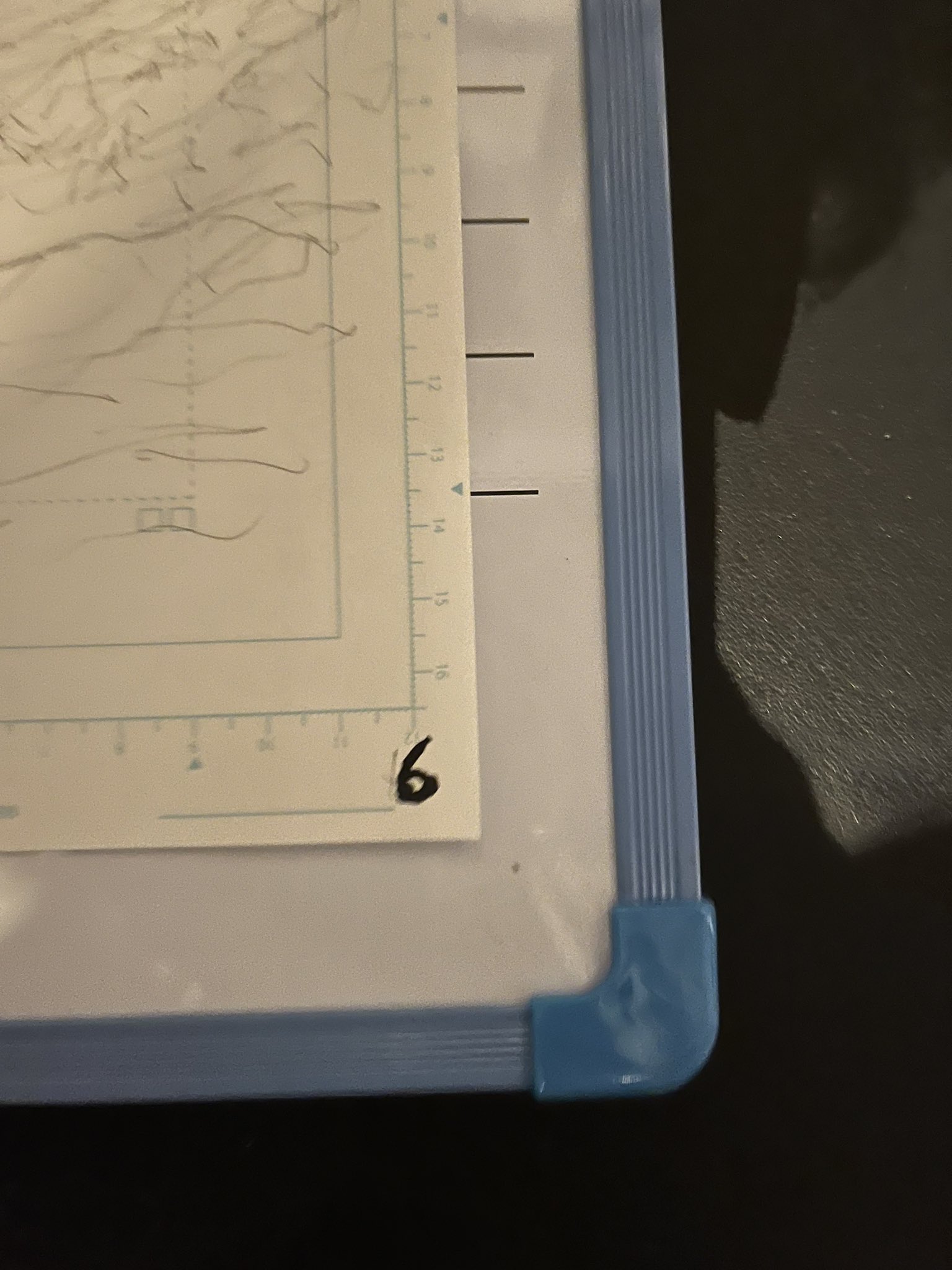 原稿用紙の一部と隅の数字6を写した冨樫義博の最初の投稿写真