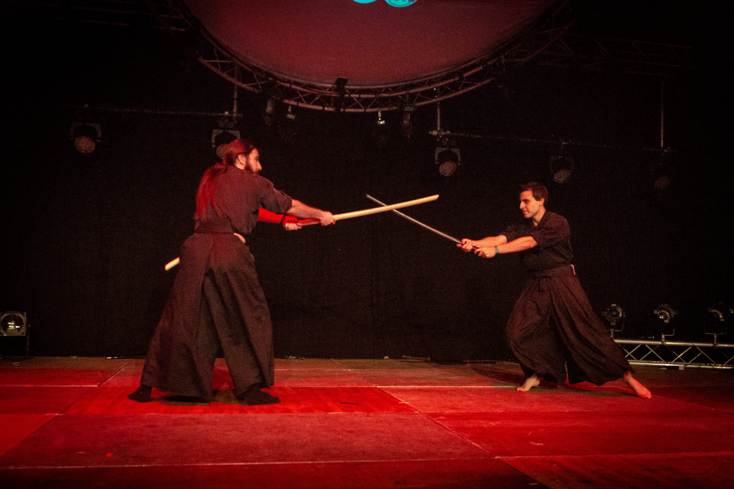 剣術の演武で二人が向かい合う様子