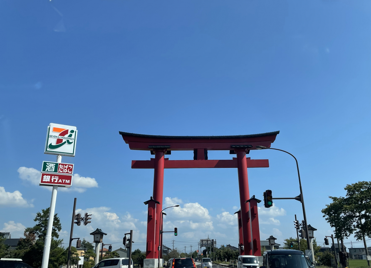 新潟県弥彦村の彌彦神社へ向かう大鳥居