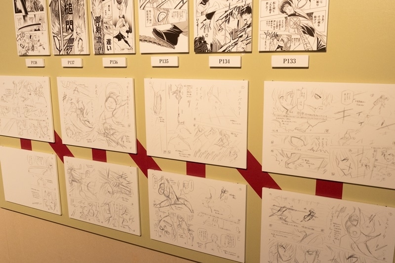 『るろうに剣心』のネームと完成原稿が並ぶ原画展の展示