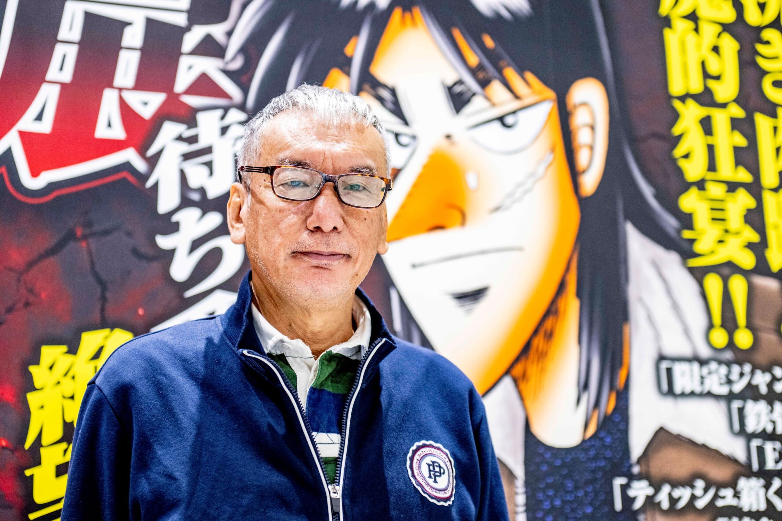 カイジの展示を背にした福本伸行の写真