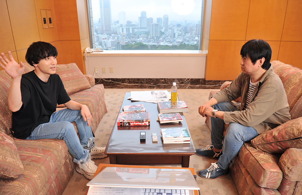 左の小林千晃と右の皆川亮二が向かい合って話す2023年の対談写真