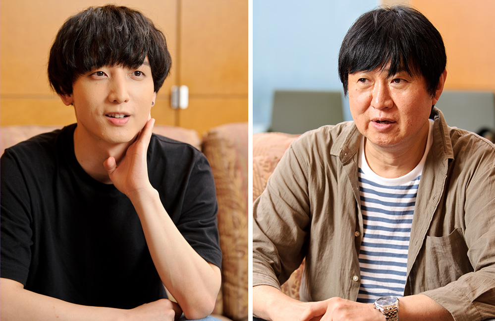 ヒーローについて語る左の小林千晃と右の皆川亮二の対談写真