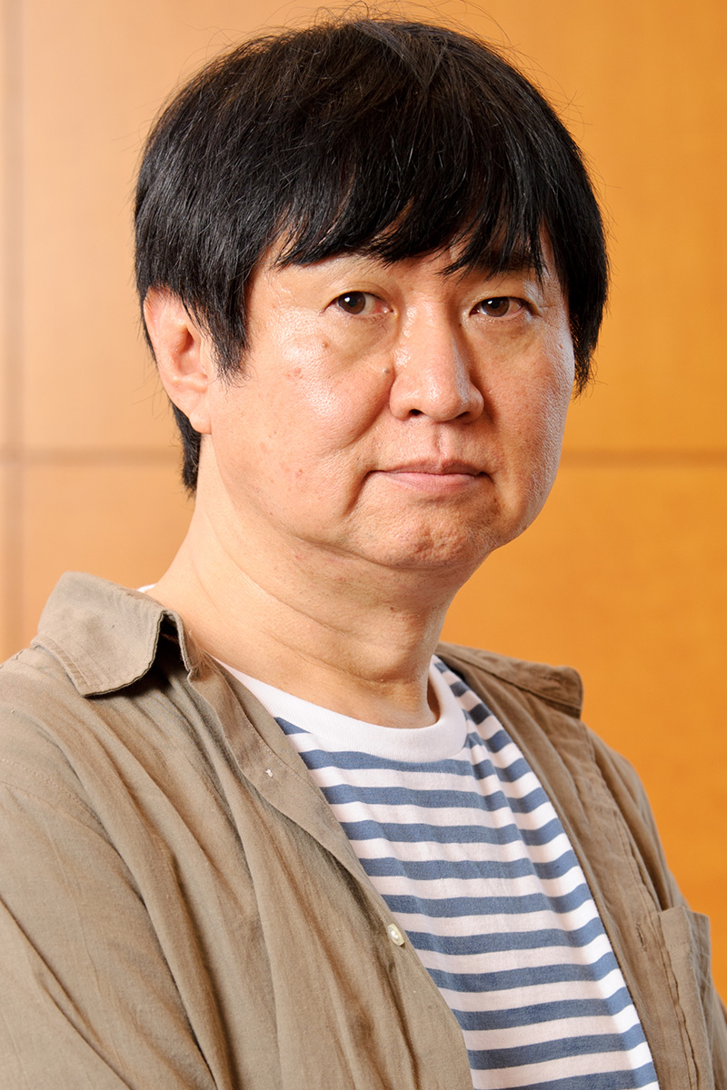 2023年の対談に掲載された漫画家皆川亮二の写真